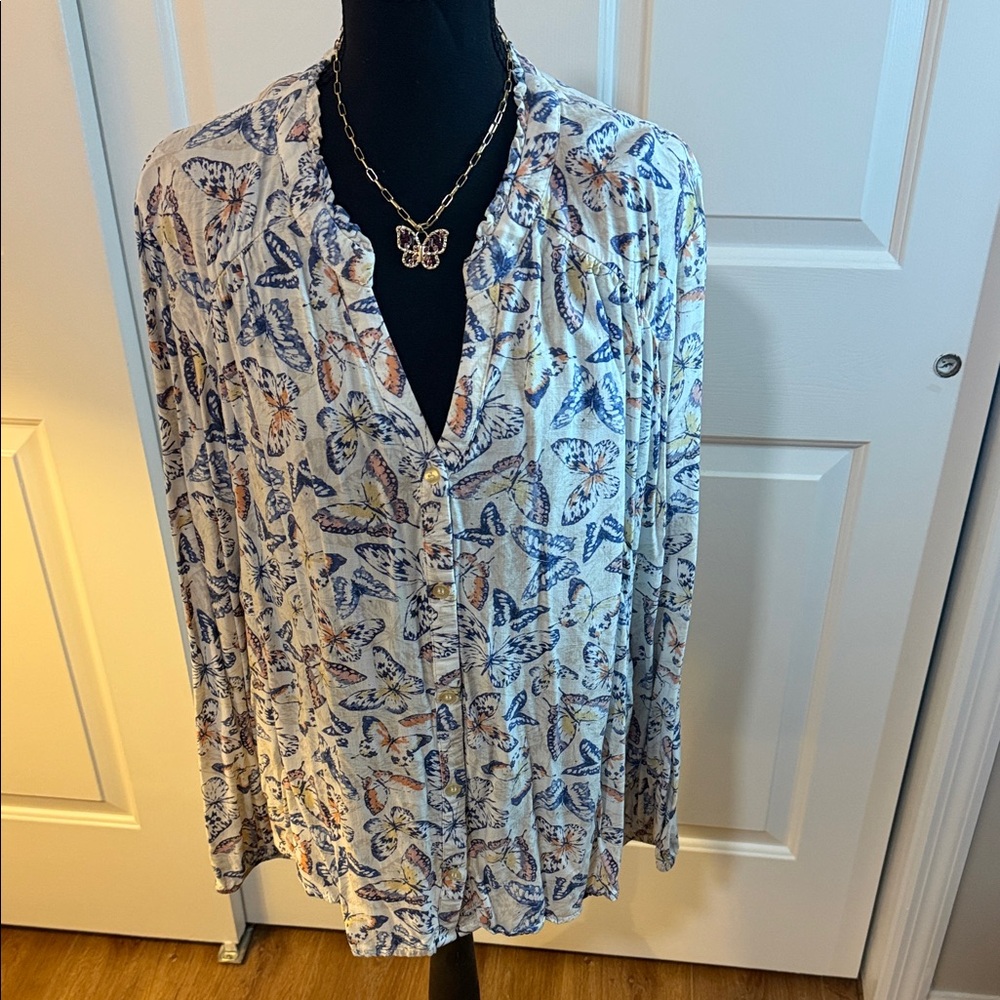 3/$20 Kate and Sam Butterfly Print Button Down Shirt